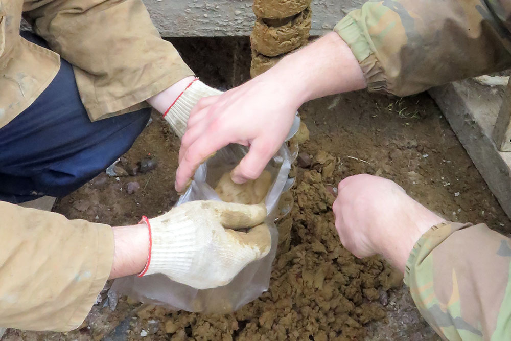 Отбор проб грунта из инженерно-геологической скважины